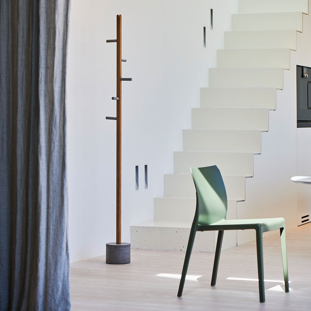 מתלה עומד לבגדים Stick - עץ אלון/בטון