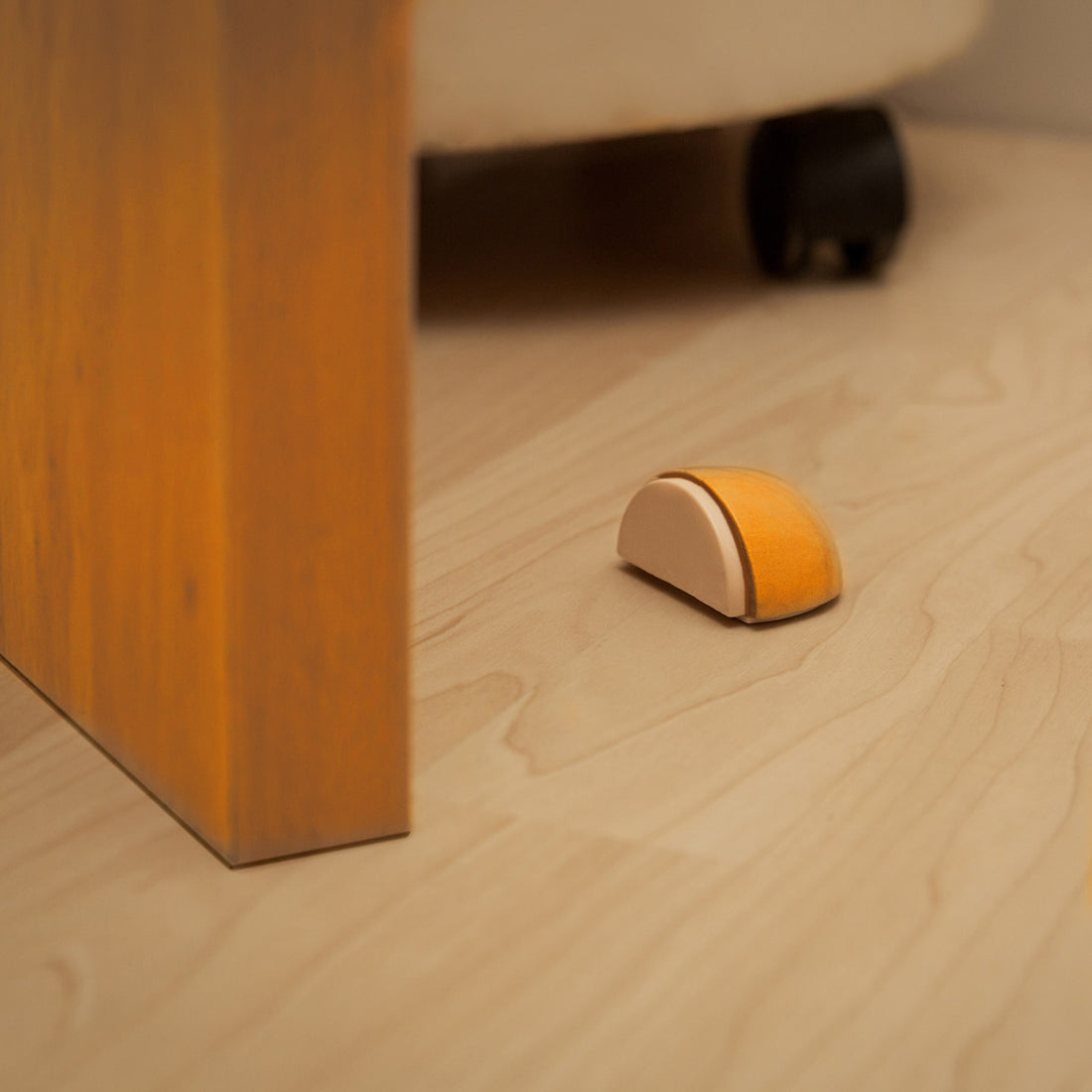 מעצור לדלת בהדבקה 368 - עץ אלון ספרדי