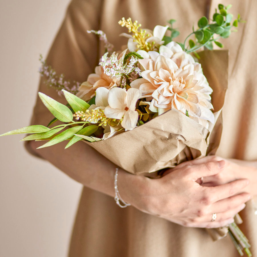 זר פרחים מלאכותי Glow - חרצית גדולה וגוונים טבעיים